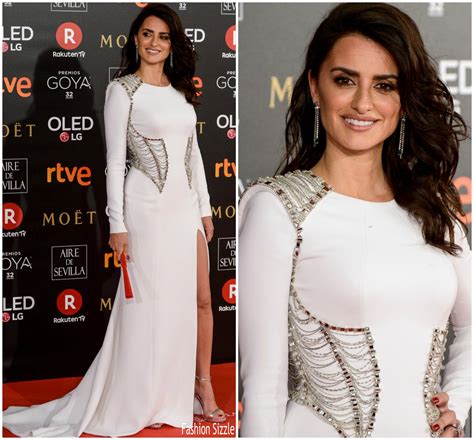 penelope cruz versace goya|Penelope Cruz In Versace – 2018 Goya Awards .